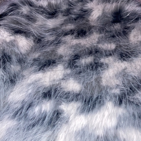 Unique fuzzy jacket w leopard print on inside and shaggy outside, suede material - Picture 5 of 6